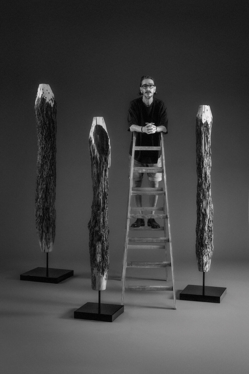 Ritratto di Tommaso Gentile, Bottega Artemia con l'opera De Bricola scultura in oro e legno di bricola