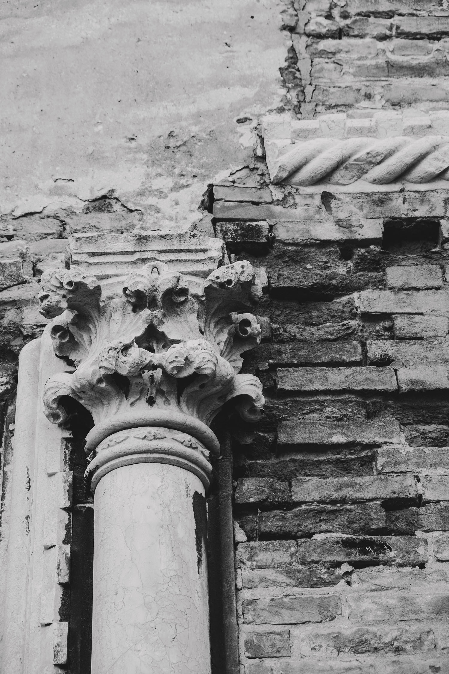 La Bricola sculpture by Tommaso Gentile gold leaf from venice on bricola wood